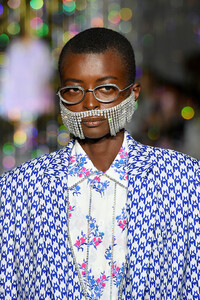 1503126959_AreaRunwaySeptember2019NewYorkFashionDOrg8eys_vAx.thumb.jpg.fe65fef9e41128c78ea8d3e46e1c7a96.jpg
