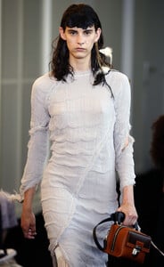 1504369718_ACNESTUDIOSRunwayParisFashionWeekHauteM-u8h8AE0xGx.thumb.jpg.797fc4434d33ca573e27e94167733ed7.jpg