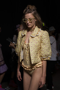 1505584726_AnnaSuiSpring2020BackstageOnnc_AASxy1x.thumb.jpg.75304fd35b764e00b0a0f866fddd31de.jpg