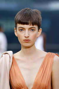 1510378613_JonathanSimkhaiRunwaySeptember2019NewUjqFazElmUvx.thumb.jpg.6fe8c6fc60cb8f382e62761a46136323.jpg