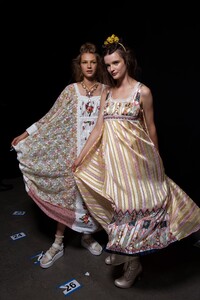 1513203775_anna-sui-bks-g-rs20-0242(1).thumb.jpg.6f67fd6fd636ec65551ee9492e29e1b7.jpg