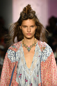 1514891671_AnnaSuiRunwaySeptember2019NewYorkFashionp3IkV1uj8oQx.thumb.jpg.803abc4e404739bc642a66ca0c56442e.jpg