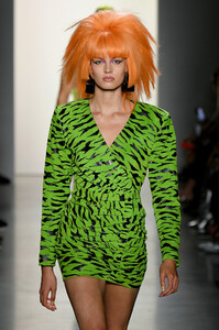 1522108262_JeremyScottRunwaySeptember2019NewYorkLNU9Gt_sgWQx.thumb.jpg.a2cb6581923ad32bc5e2b586c5c88af0.jpg