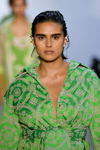 1537073009_PrabalGurungRunwaySeptember2019NewYork4nALYNWBX6Qx.thumb.jpg.eb8e7b5f6dc8c48e8a9c662120662f56.jpg