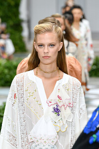 1537665522_ToryBurchNYFWSS20RunwaygDSAlOgJziWx.thumb.jpg.d6dda0f6fec0aebc3259c52f1a66baab.jpg