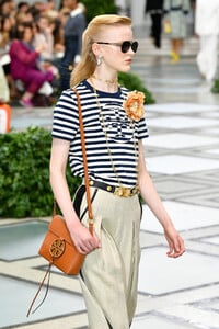 1544515137_ToryBurchNYFWSS20RunwayzBhsE_-8gG4x.thumb.jpg.1f830bcfcdfff821f6969e05df03bc28.jpg