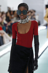 155760916_GucciRunwayMilanFashionWeekSpringSummerlq0H7Vs-g8mx.thumb.jpg.1ae552e30409e99ed0723d7614f1deb9.jpg