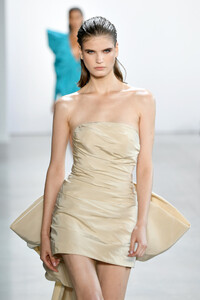 1560675152_CongTriRunwaySeptember2019NewYorkFashionRu53JBpgSLyx.thumb.jpg.5c9758631cdcac670c464f2c79affa14.jpg