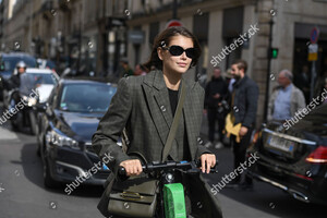 1561765860_kaia-gerber-out-and-about-paris-fashion-week-france-shutterstock-editorial-10430731o(1).thumb.jpg.c08395acd8a90aa8cd8d94c5f81ffaeb.jpg