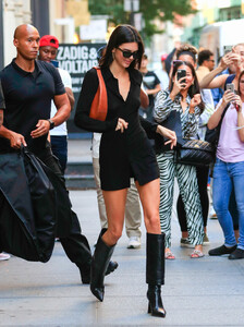 Kendall+Jenner+Kendall+Jenner+out+9cugS-bBI0Bx.jpg