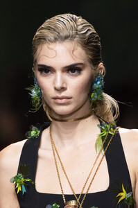 Versace+Spring+2020+Details+POW49rRt2tCx.jpg