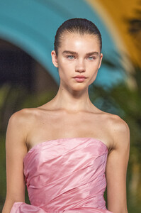 1566808591_OscardelaRentaSpring2020Detailseoh8vfoR8dax.thumb.jpg.2fc1c554cecefc7c2cb66d519533ec49.jpg