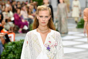 1568653988_ToryBurchNYFWSS20RunwayytAYwtL_6Lbx.thumb.jpg.dd6b0406e805b3762d1a23b34ffe233b.jpg