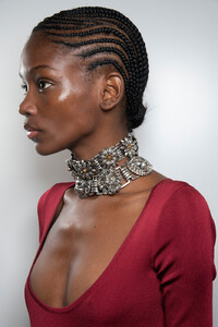 1569016291_GucciSpring2020BackstagepVoEq5_1F8Zx.thumb.jpg.f94a5ec6f1152b0b93348f0f2d3b225a.jpg