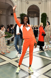 1570284291_LeomieAndersonToryBurchNYFWSS20BackstagexwYjs4-y5dqx.thumb.jpg.303e5d42b1418084a762dbb08000a82e.jpg