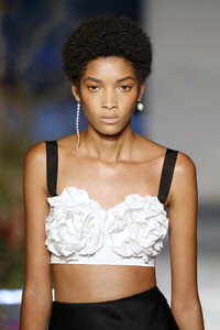 1572124434_JasonWuCollectionRunwaySeptember2019Yp_MRAEsej7l.thumb.jpg.f9cec79c11edb1bdf1d8790bad67f764.jpg