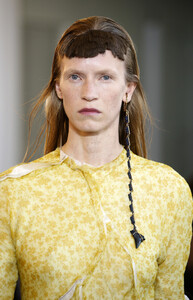 1572803115_ACNESTUDIOSRunwayParisFashionWeekHaute3fKnvf7IIQbx.thumb.jpg.e6ad77c62fadabefc502dbf5f097c5f0.jpg