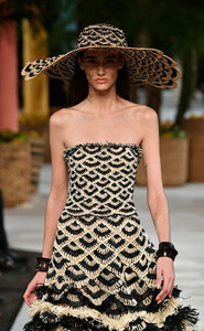 157375965_OscardelaRentaRunwaySeptember2019NewTh5x_BMyaPdx.thumb.jpg.e31c10bf5df20a965c4a0fcad518d610.jpg