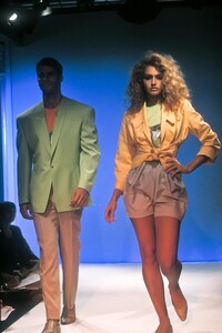 1577440966_ThierryMugler1990WomenRTW108.thumb.jpg.3675c4c409cbb1f938c39b2934e994d6.jpg