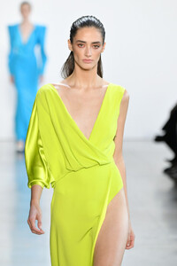 1580685555_CongTriRunwaySeptember2019NewYorkFashionZPsGr1Rpm7Qx.thumb.jpg.ef63bfd46301fbe7e90965b41df9418e.jpg