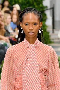 1582001383_ToryBurchNYFWSS20Runwaytq1_1zGLQ6Yx.thumb.jpg.ffeeb2c966a4853e4769b9519dd253ff.jpg