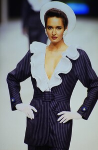 1586198847_nina-ricci-hc-ss-1995(1).thumb.jpg.0940738dd584c7ec6921dde19083255d.jpg