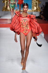 Imaan+Hammam+Moschino+Runway+Milan+Fashion+EL55G1ggw6Vx.jpg