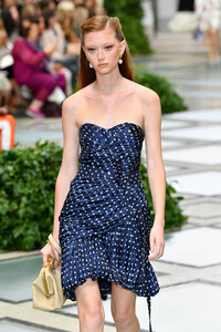 1589832579_ToryBurchNYFWSS20RunwayDU1kVgb4vROx.thumb.jpg.021055a497e73e7ecfdab2b462f57277.jpg
