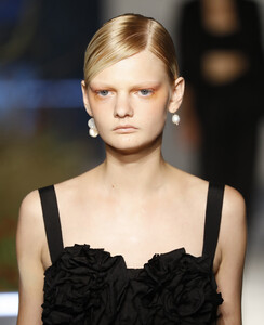 1592068787_JasonWuCollectionRunwaySeptember2019sBPk1Svoj0Ox.thumb.jpg.def658f198b1a17d258fa827efd7d2bb.jpg