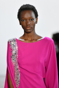 1597854558_CongTriRunwaySeptember2019NewYorkFashionCRgO1OpV1Zwx.thumb.jpg.13f7be83d4cb489473172066a9df26f5.jpg