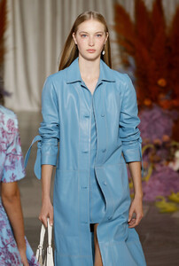 1607160926_StaudRunwaySeptember2019NewYorkFashion7M2fyNlOz69x.thumb.jpg.cc1a9bf042efe3c879dc37d978e60fd3.jpg