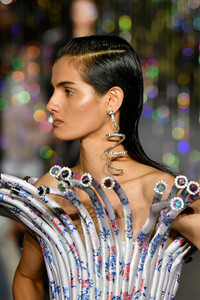 1607460642_AreaRunwaySeptember2019NewYorkFashion4F6P1kTvn4Vx.thumb.jpg.8b757d4cfc6839eb0827a55448e6cc0d.jpg