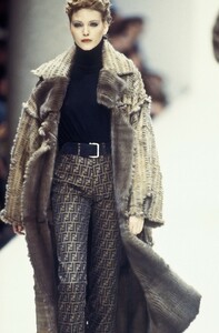 1607616325_Fendi1993WomenRTW79.thumb.jpg.46a84f2efc120afd4446f8f651f5fef1.jpg