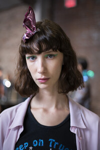1614385675_UllaJohnsonSpring2020BackstagefLoD28Kn0fix.thumb.jpg.a7050725870e401273577f5d09e2cd3c.jpg