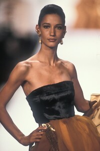 1623449612_ChristianDior1990HauteCouture238.thumb.jpg.4a8198a023f57579b46eb64262b1e1d0.jpg