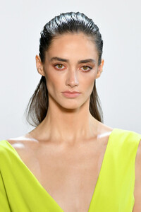 1638002793_CongTriRunwaySeptember2019NewYorkFashion6u_2thg_YVDx.thumb.jpg.c28b430fc66778048a0bf1115400c72d.jpg