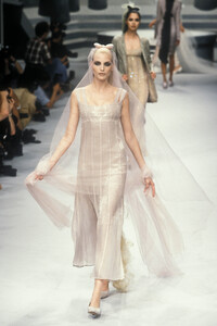 1638027706_Chanel1995HauteCouture115.thumb.jpg.ee636bad6fe23d0b6f7c12354c3bec08.jpg