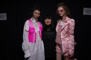 1639205929_AnnaSuiSpring2020BackstageKFEm4dmHKtAx(1).thumb.jpg.30e17d90644f891b376ecdee57fb4adf.jpg