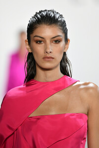 1643633079_CongTriRunwaySeptember2019NewYorkFashionLQBlCyYayuKx.thumb.jpg.6f1aca85dfc534790e2740cfc84e75df.jpg