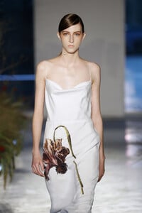 1649897858_JasonWuCollectionRunwaySeptember2019EVesH2VnGGpx.thumb.jpg.e9df9aa1189a53673efd41db0c97eab8.jpg