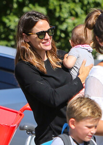 Jennifer+Garner+kids+out+o65KDyHyc5vx.jpg