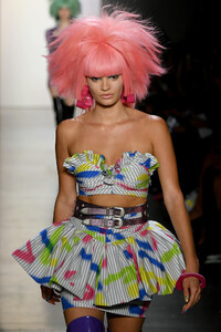 1652110470_JeremyScottRunwaySeptember2019NewYorklWexQgoo_iBx.thumb.jpg.50467a2ff91e77f23abc9380ad9acd34.jpg
