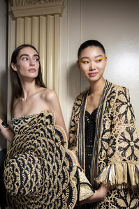 1660803040_OscardelaRentaSpring2020Backstage5Ex6NpEYE_dx(1).thumb.jpg.9c5941bce7bbbd52b2683e860965e3f0.jpg