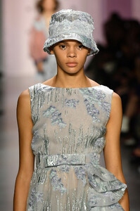 1663478381_AnnaSuiRunwaySeptember2019NewYorkFashioniMBrRZXom8Rx.thumb.jpg.b646588ef280397a6b77495dee5791e1.jpg