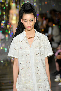 1666067111_AreaRunwaySeptember2019NewYorkFashionoqqeUCu42vqx.thumb.jpg.388666a6b1e31a179b0fbcd5b3f4be49.jpg