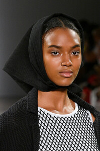 1678823497_ChochengRunwaySeptember2019NewYorkFashionZTBA6EQlSxCx.thumb.jpg.d565a62099070221b628214ade6e849f.jpg