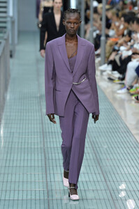 1683616391_AlyxRunwayParisFashionWeekMenswearSpringAKX8DmfcTQvx.thumb.jpg.7ae318ce2aebd413a18c3c8ff057c123.jpg