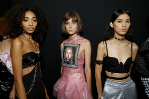 1685207937_LovePrettyBackstageSeptember2019NewYork5T3V3E9P1a_x(1).thumb.jpg.c652063d8940e5640a8fedd6a625c709.jpg