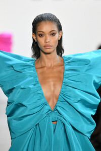 1692032189_CongTriRunwaySeptember2019NewYorkFashionwddBA6l__fOx.thumb.jpg.063b230a2ae3ed0a0e6da37dd74c8210.jpg