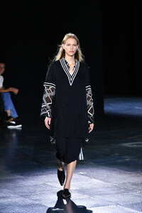 1694347430_RagBoneRunwaySeptember2019NewYorkFashionrOTd5ml69jcx.thumb.jpg.bb2f60f8ef8312d146113ddf2e396571.jpg